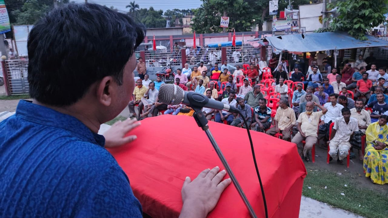 সরকারকে পদত্যাগ করে নির্দলীয় নিরপেক্ষ তদারকি সরকারের অধীনে নির্বাচনের ব্যবস্থা করতে হবে